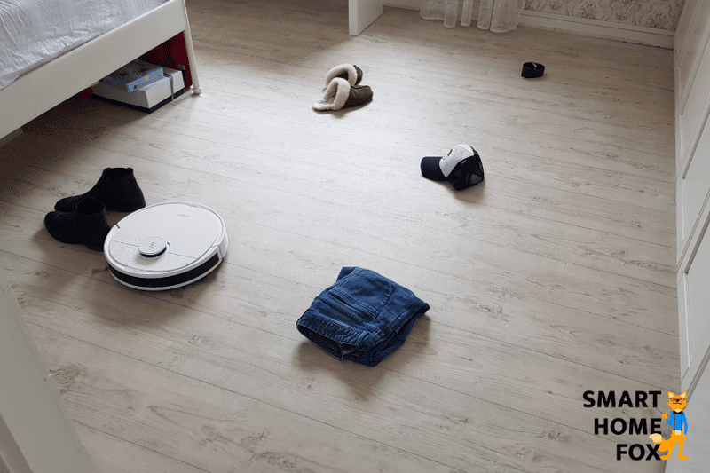Ecovacs Deebot N8 PRO beim Hinderniserkennungstest von höheren Gegenständen